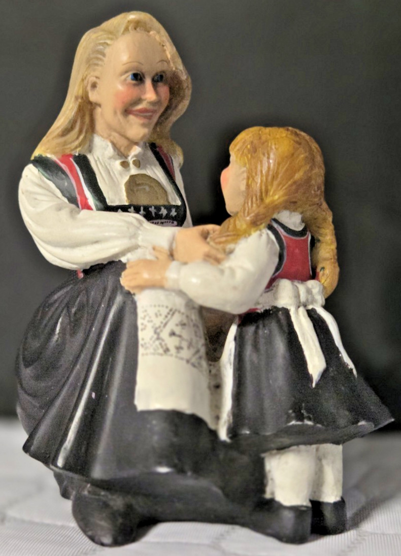 Candy Design Norway Figurine Mother Woman Child Hardangers Bunads 4X3.5″ Resin
