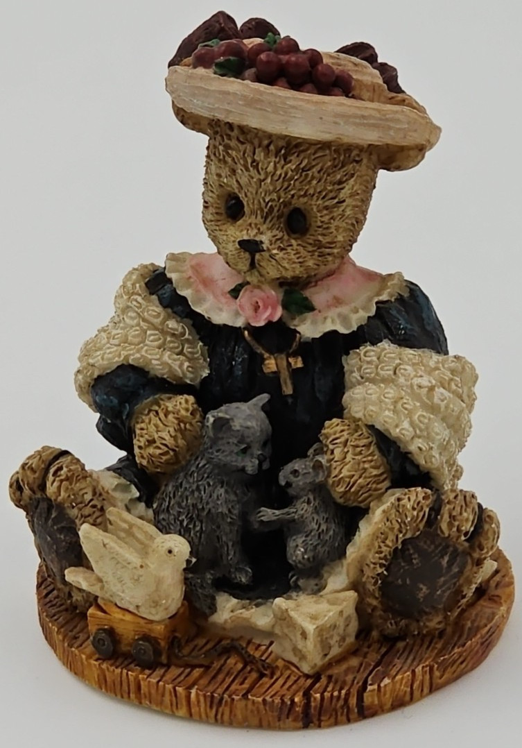 Vintage Ares figurine, 1997 Berry Hill Bears Blessed are the Peacemakers
