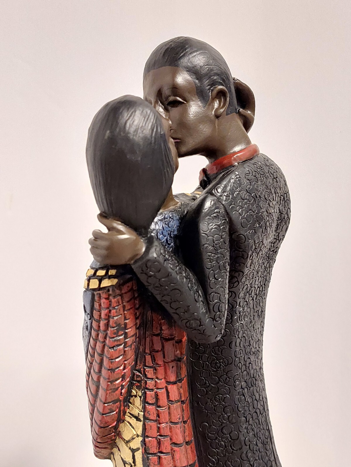 BEAUTIFUL RARE VINTAGE 10″ AFRICAN MAN AND WOMAN ROMANCE MADE IN THE PHILIPPINES