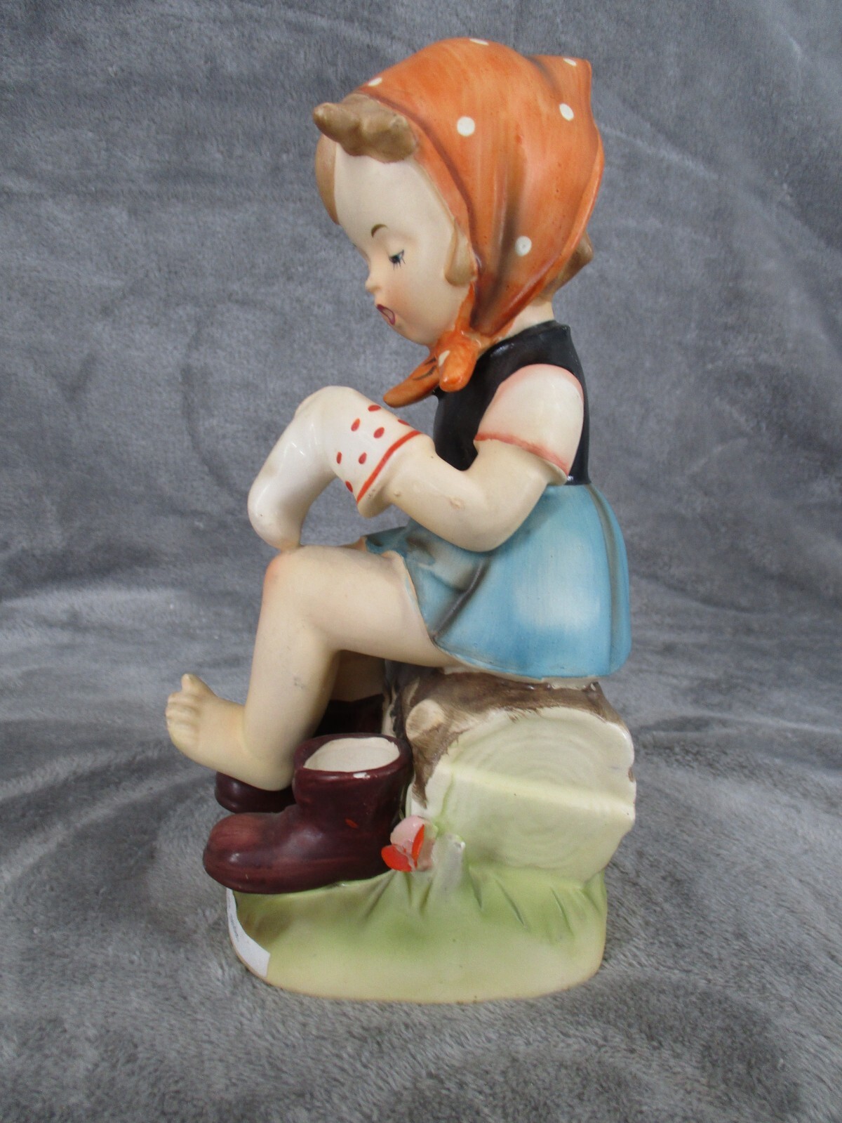 Erich Stauffer S8536 Little Mender Girl Darning Sock Porcelain Figurine Vintage