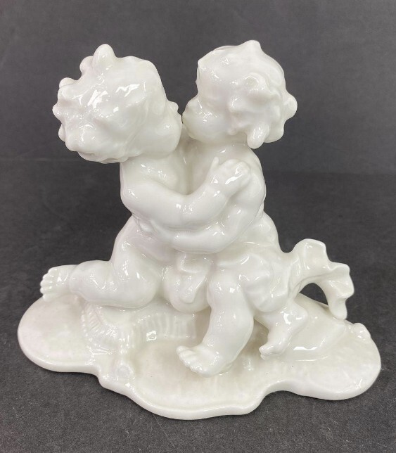 Hutschenreuther KUNSTABTEILUNG Selb, Art Deco Cherubs Kissing FIGURINE