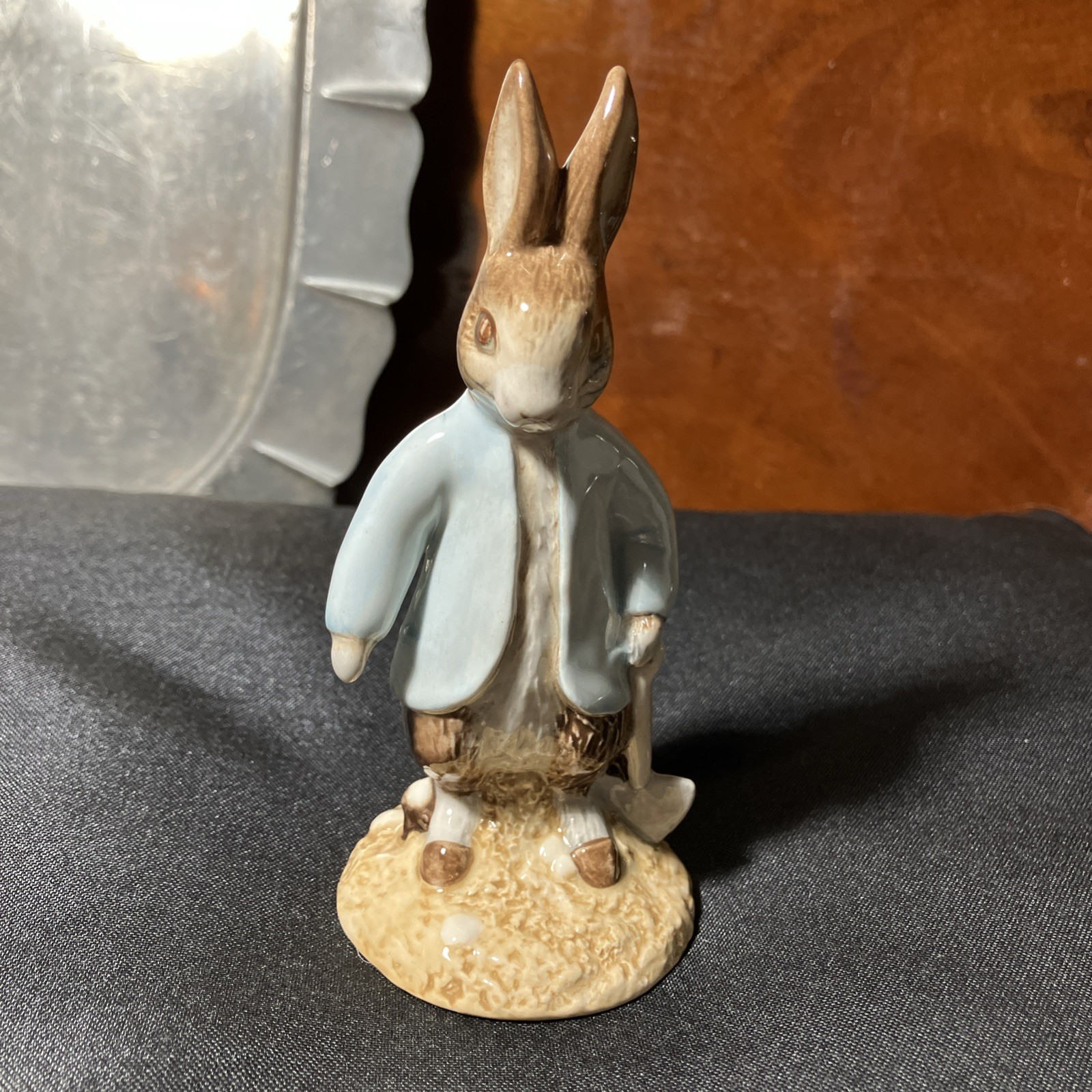 Beatrix Potter PETER RABBIT DIGGING Figurine John Beswick Signed 2000 England