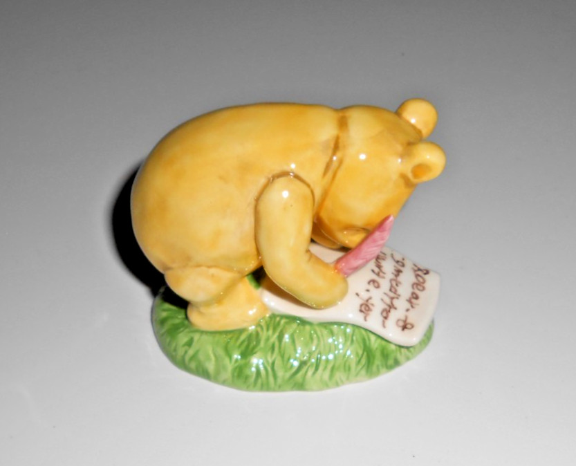 Charpente Classic Disney Winnie the Pooh – Writing Figurine – Glossy Finish