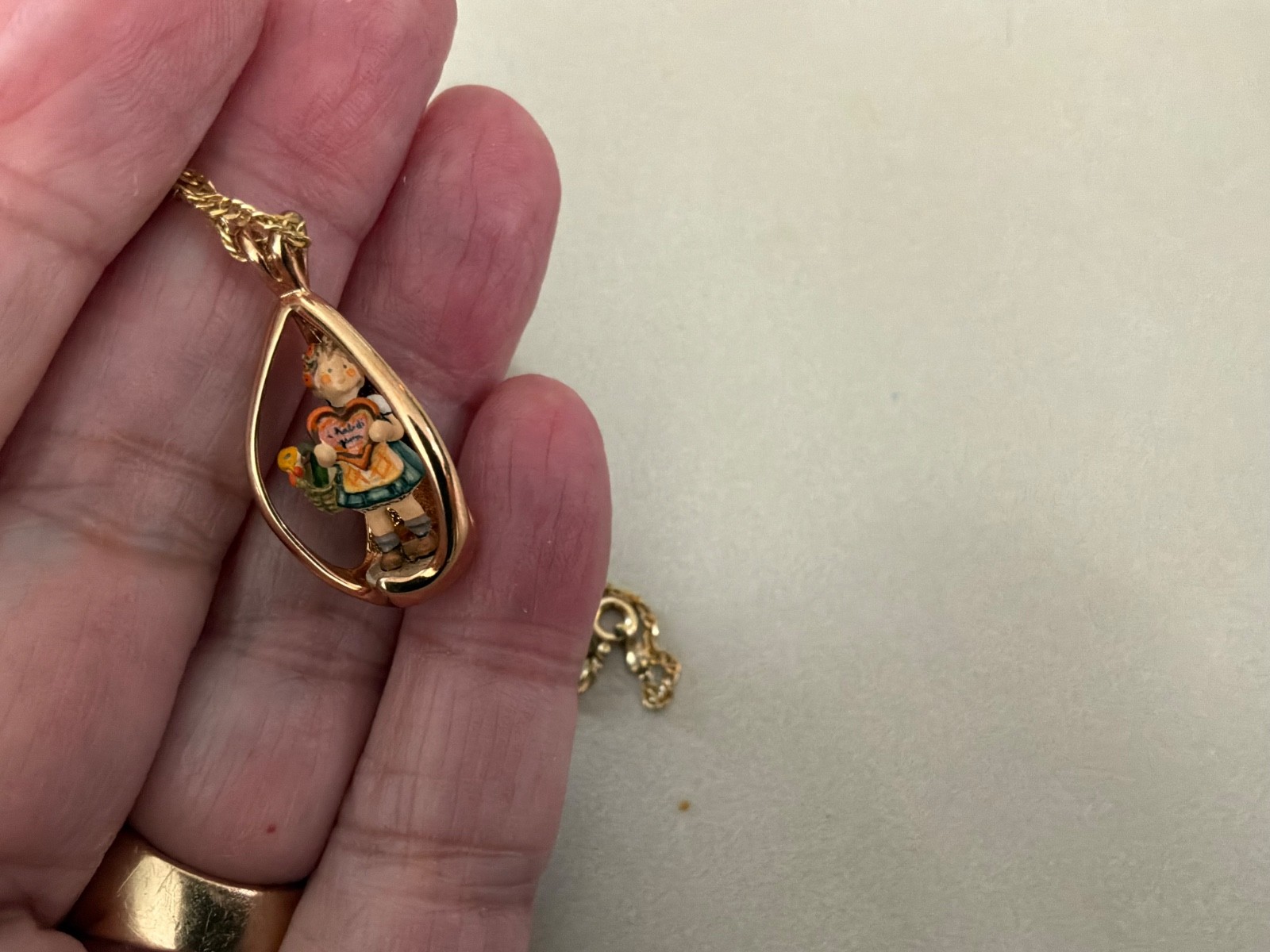 VTG Goebel Miniatures By Olszewski Goebel Collector’s Club Pendant Necklace 1982