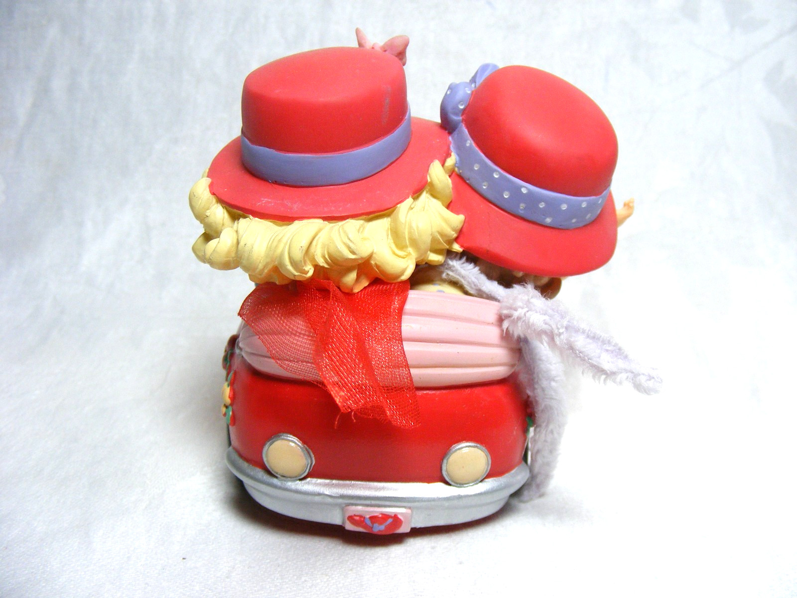 2005 Precious Moments Figurine No. 09-00574-004 Live Life Outside The Hatbox L-2