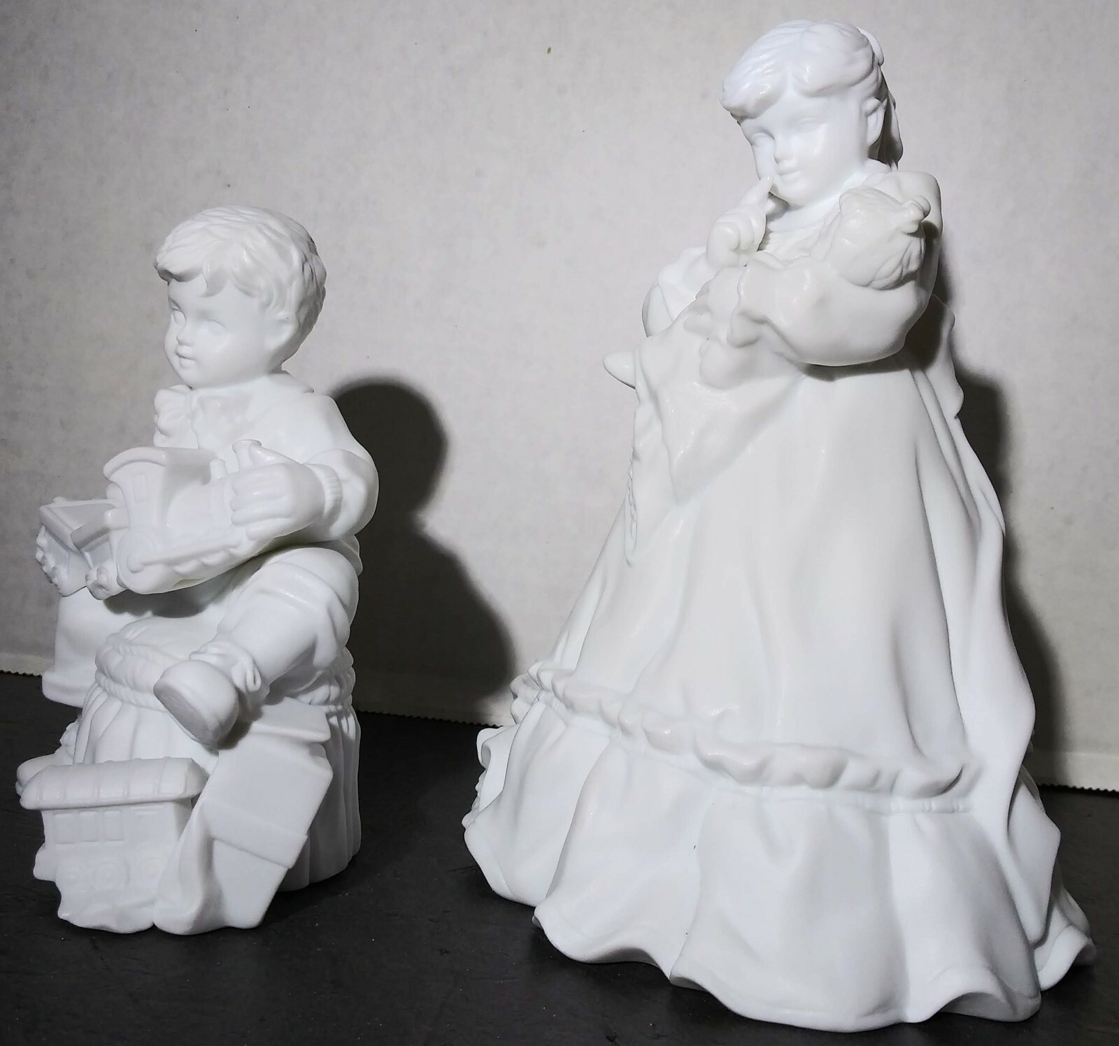 Department 56 Winter Silhouette Christmas presents Set Of 2 Figurines Children