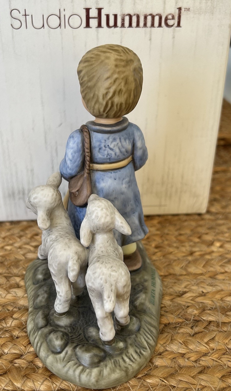 GOEBEL HUMMEL FIGURINE “O COME ALL YE FAITHFUL” BH 51 1997 Has STAFF & COA
