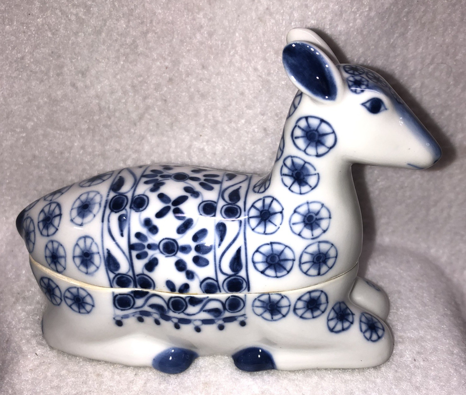 Vintage Porcelain Laying Deer Lidded Trinket Box Cobalt Blue White 5″ L Thailand