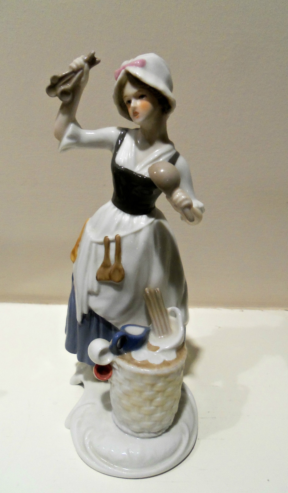 Goebel Lady Figurine Female Hawker Colonial Craftsman Series #16 05419 porcelain