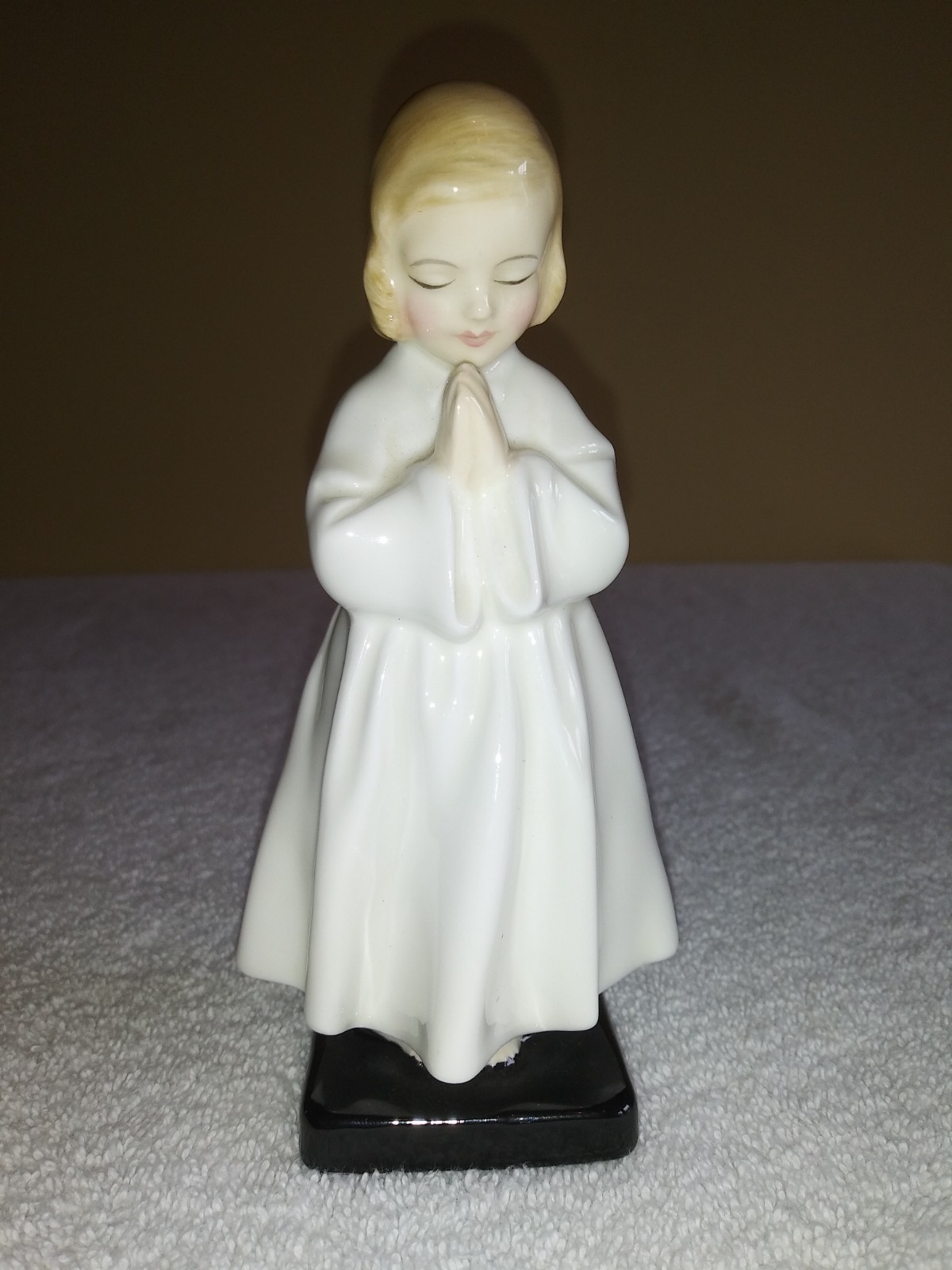 Royal Dalton Girl Praying Figurine H.N. 1978. copr 1945. Mint Condition !