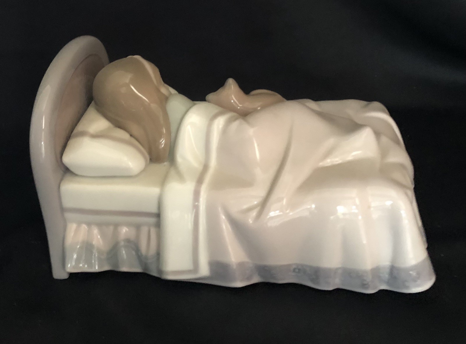 Lladro Figurine Cozy Companions Child And Kitten Cuddled In Bed