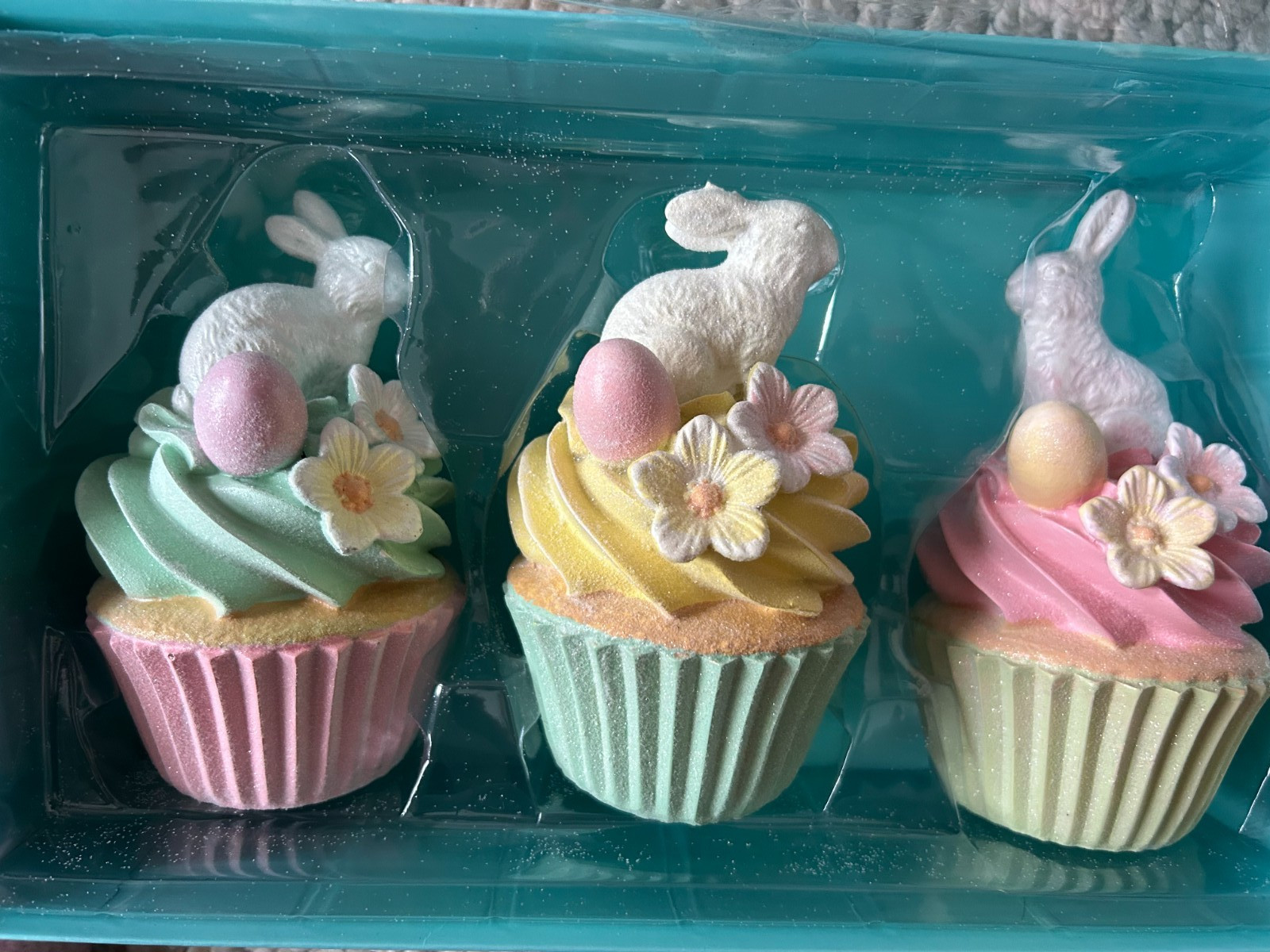 Martha Stewart Pastel Spring Faux Cupcakes 3 Bunnies w/ Eggs & Flowers 5.5″ Tall