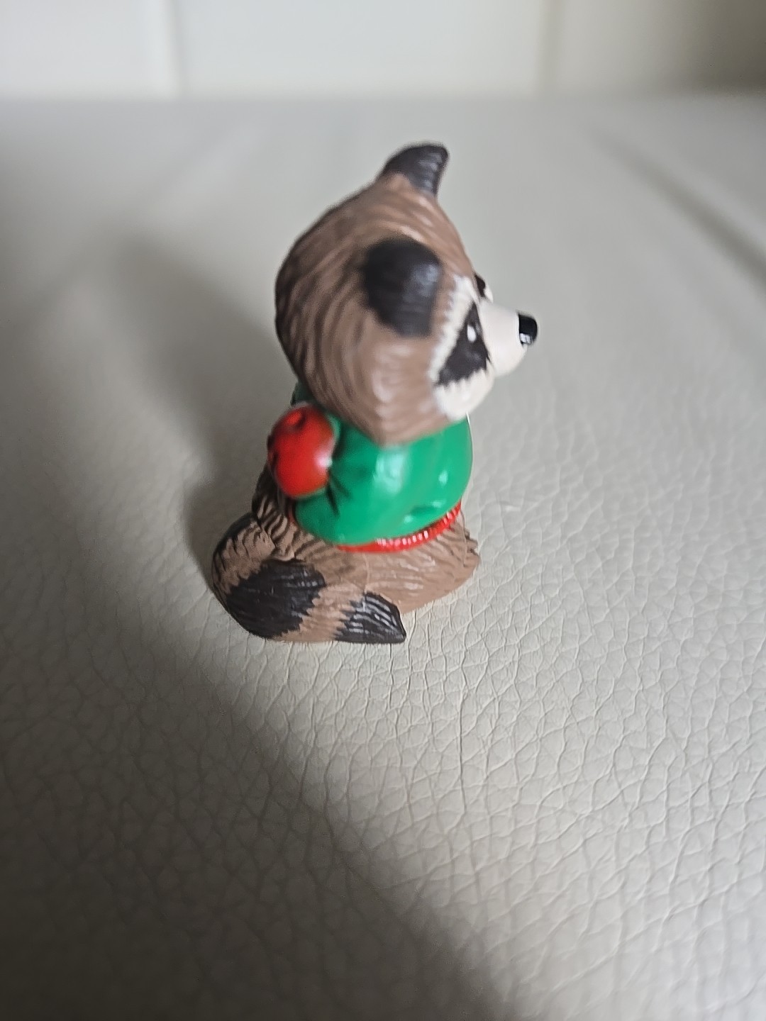 Marry Minatures – Hallmark – 1991 Teacher Raccon Figurine X-Mas QFM