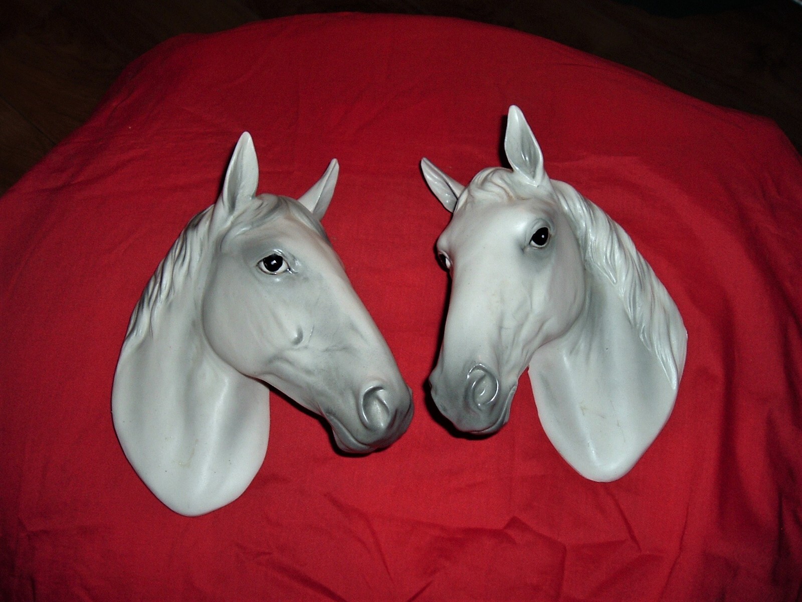 2 Vintage LEFTON 3321 HORSE HEAD WALL HANGINGS JAPAN LABEL 7 5/8″ EXCELLENT