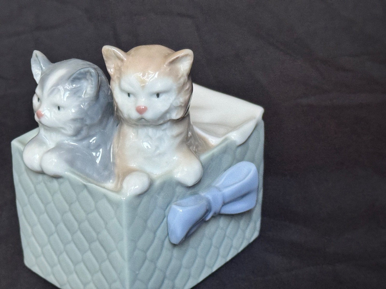 Vintage LLadro Daisa Kittens In A Box Porcelain Figurine 1988 4″x 2 1/4” x 3.5″