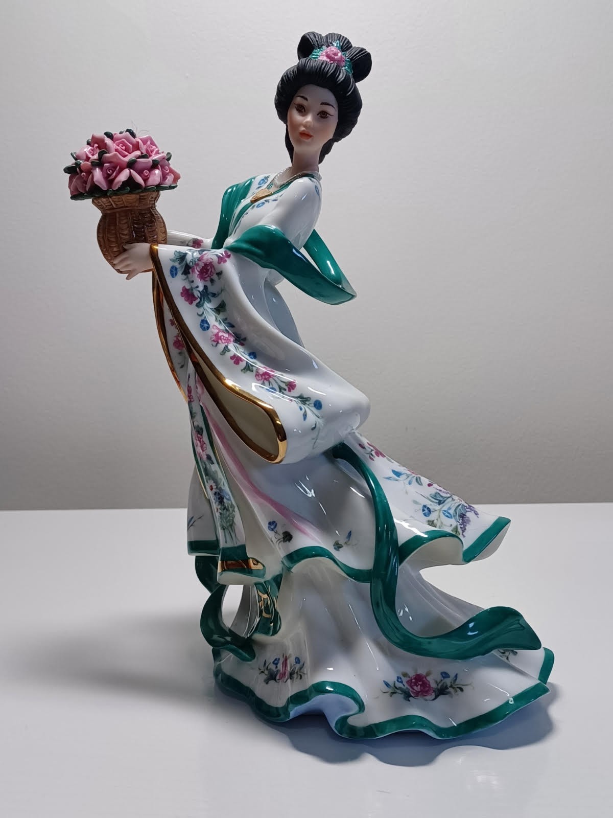 Danbury Mint Lena Liu “ROSE PRINCESS” figurine NEW w/ box Very Good condition