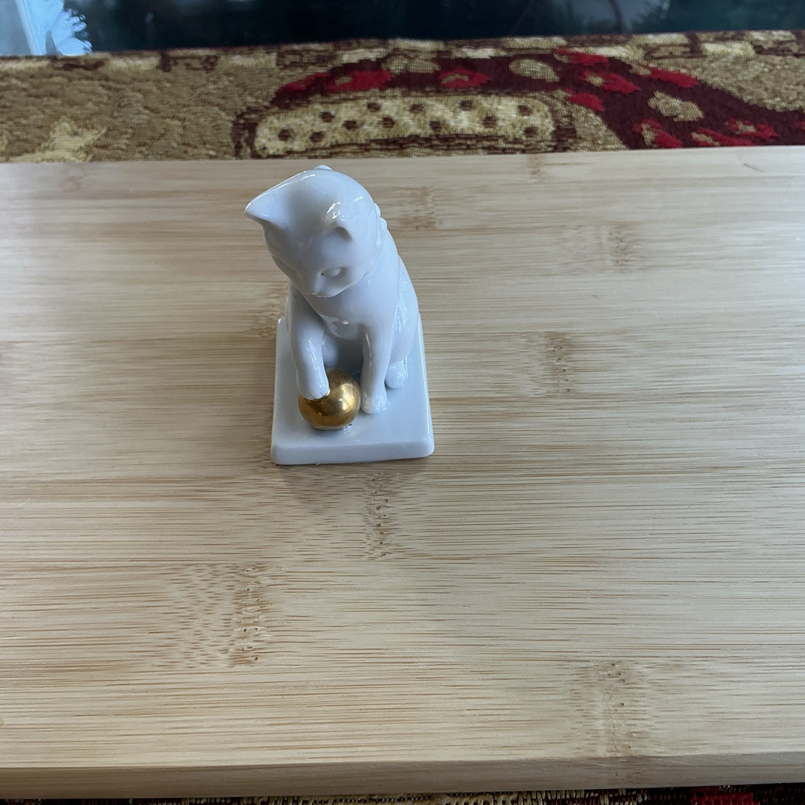 The Franklin Mint CURIO CABINET CATS – BLANC DE CHINE White Cat Gold Ball 1988