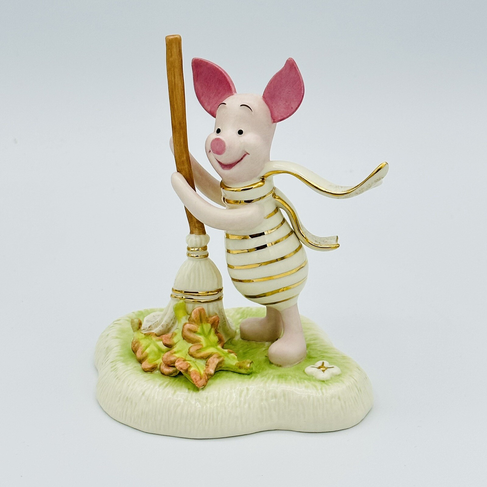 Lenox Walt Disney Showcase Piglet’s Clean Sweep Figurine Winnie The Pooh NEW COA