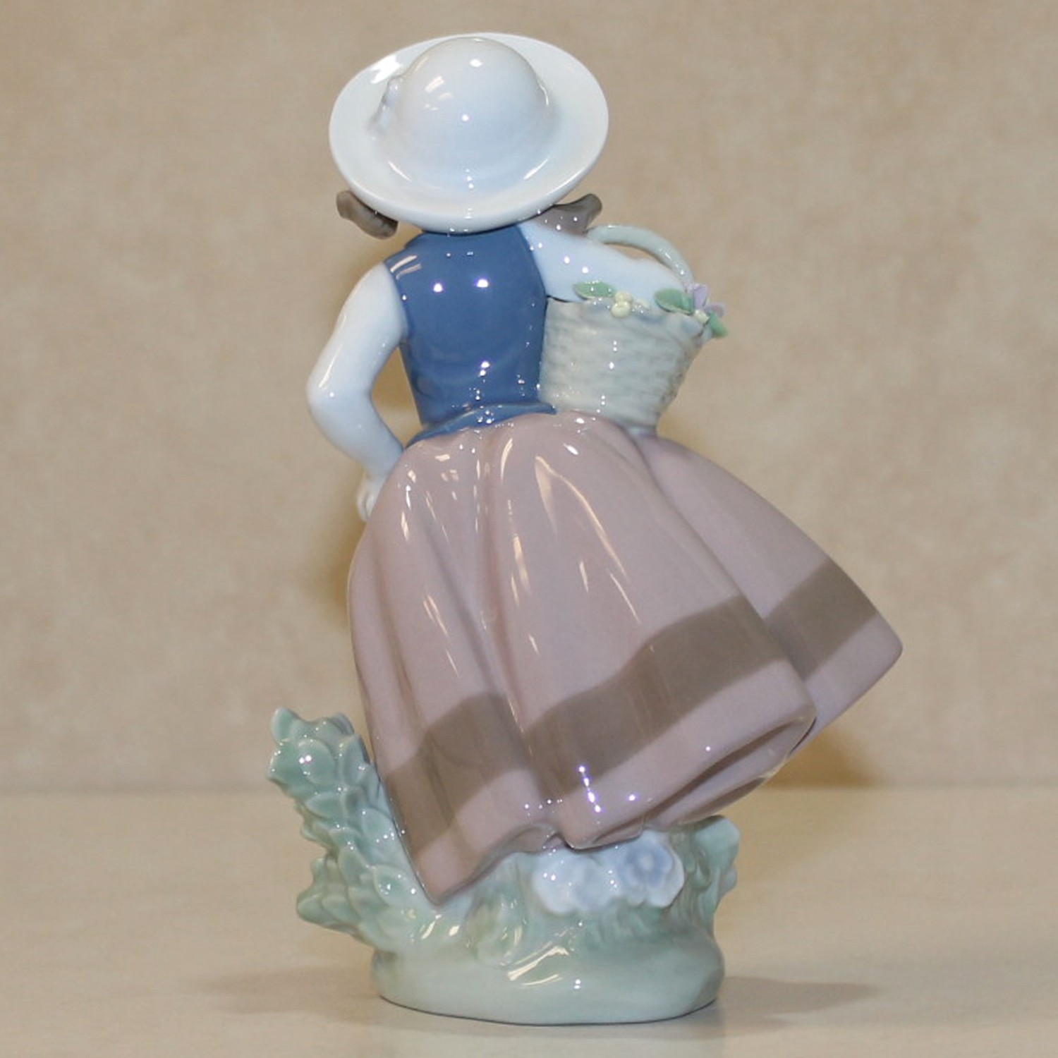 Lladro Figurine: 5221 Sweet Scent, NIB