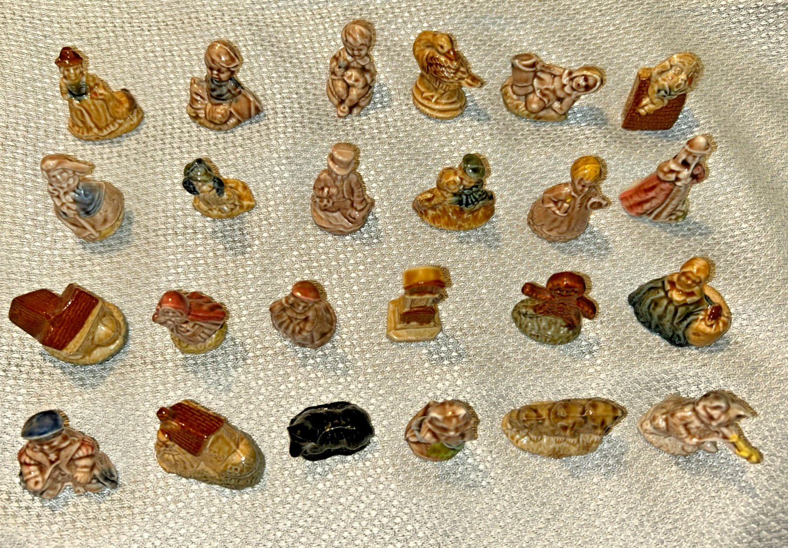 Wade Red Rose Tea Nursery Rhyme Series Complete Set of 24 Figurines