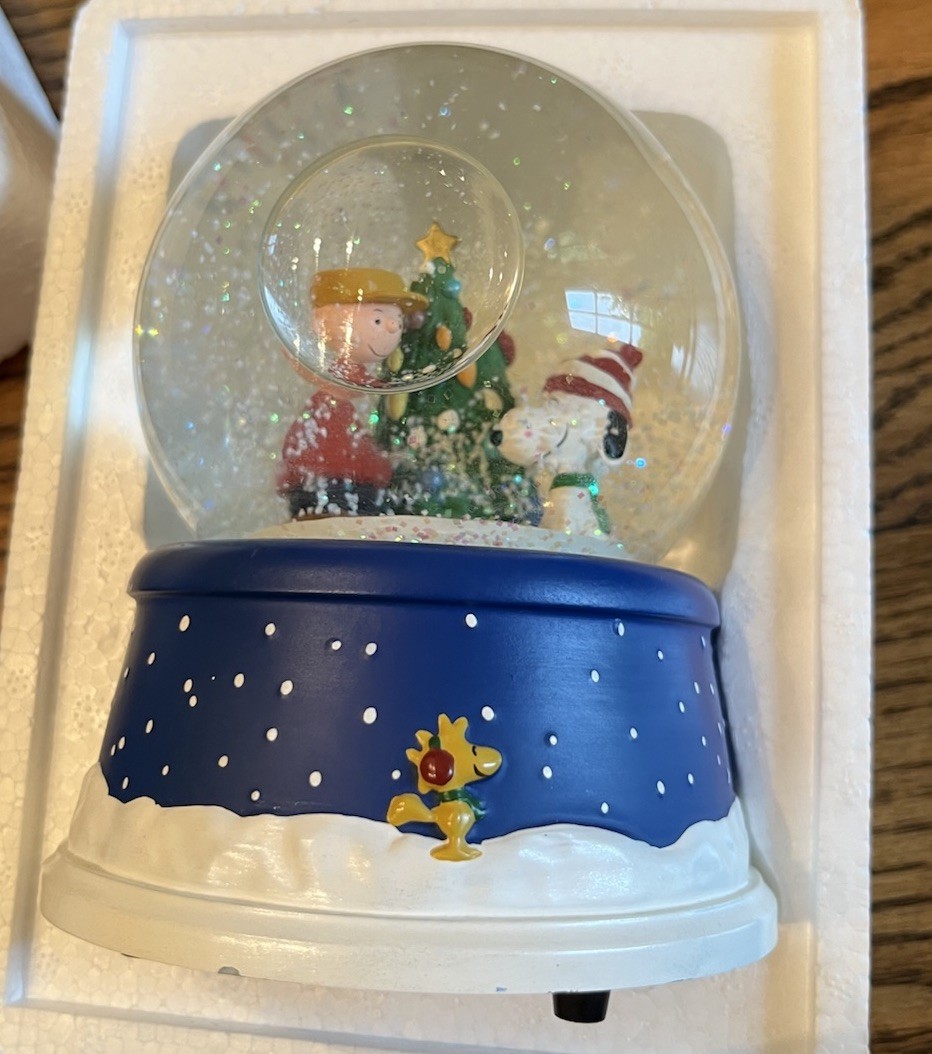 Hallmark Peanuts 50th, Xmas Musical Snow Globe Theme Song Charlie Brown Snoopy