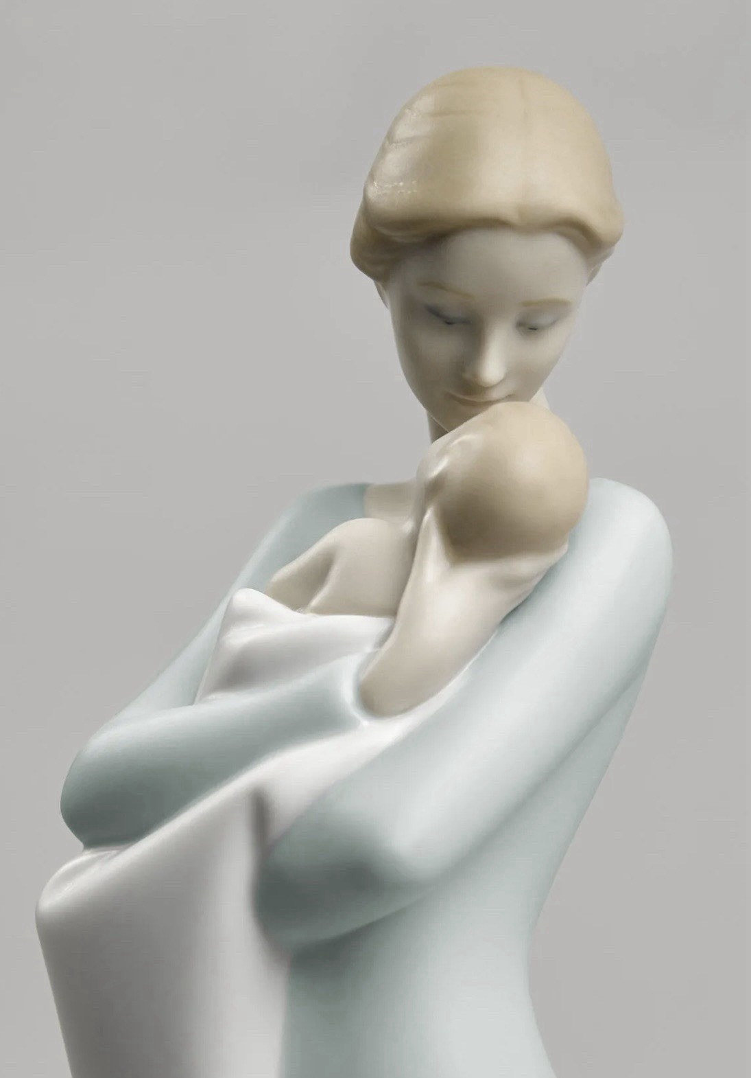 New LLADRO #18218 A Mother’s Embrace Mother & Baby Satin Finish No Orig Box