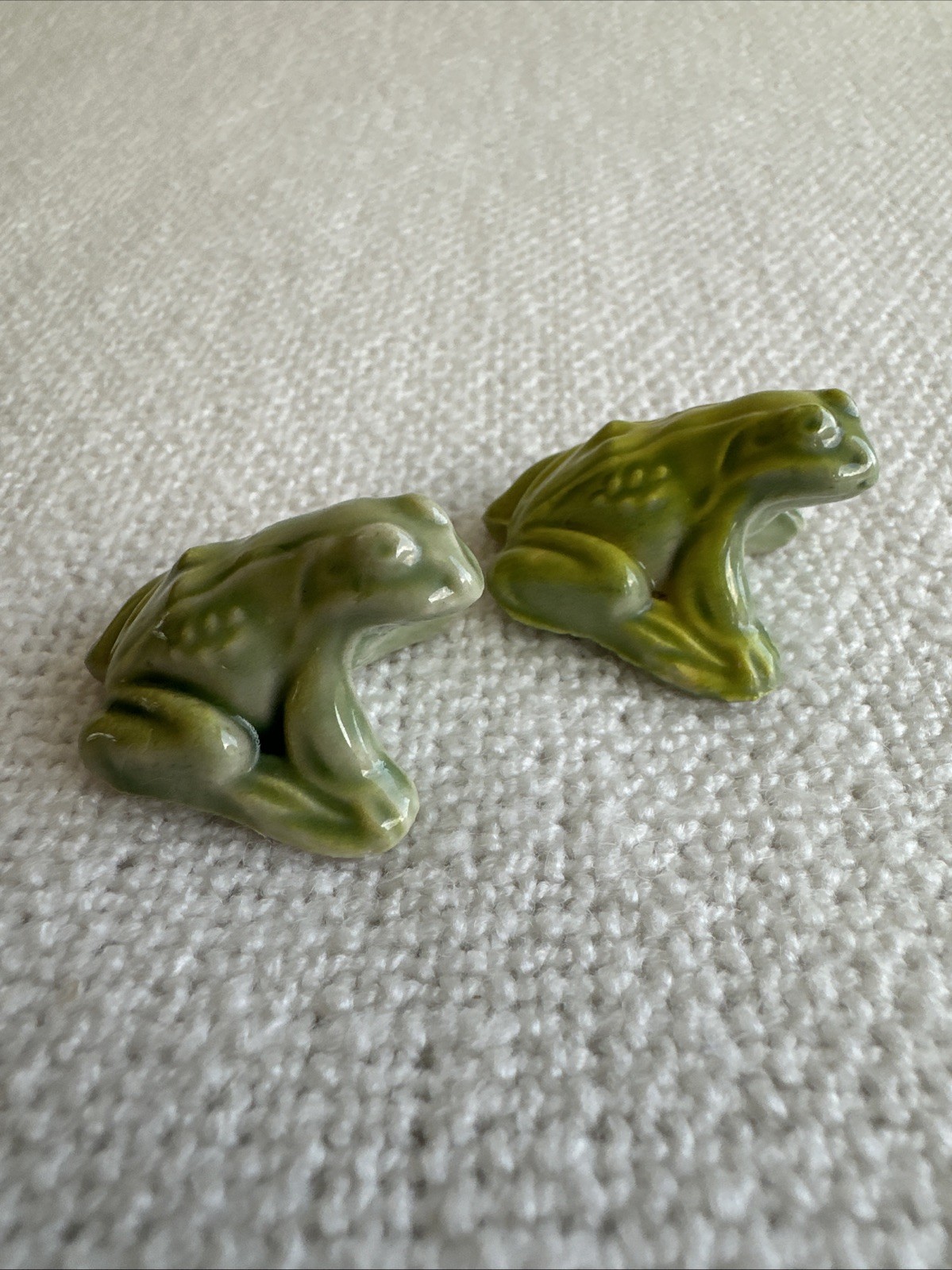 2 Vintage Rose Tea Wade Whimsies frogs, 2 color variations