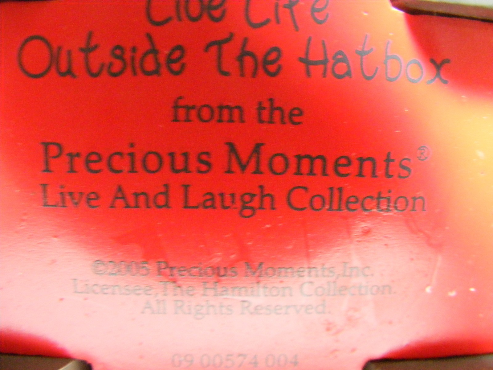 2005 Precious Moments Figurine No. 09-00574-004 Live Life Outside The Hatbox L-2