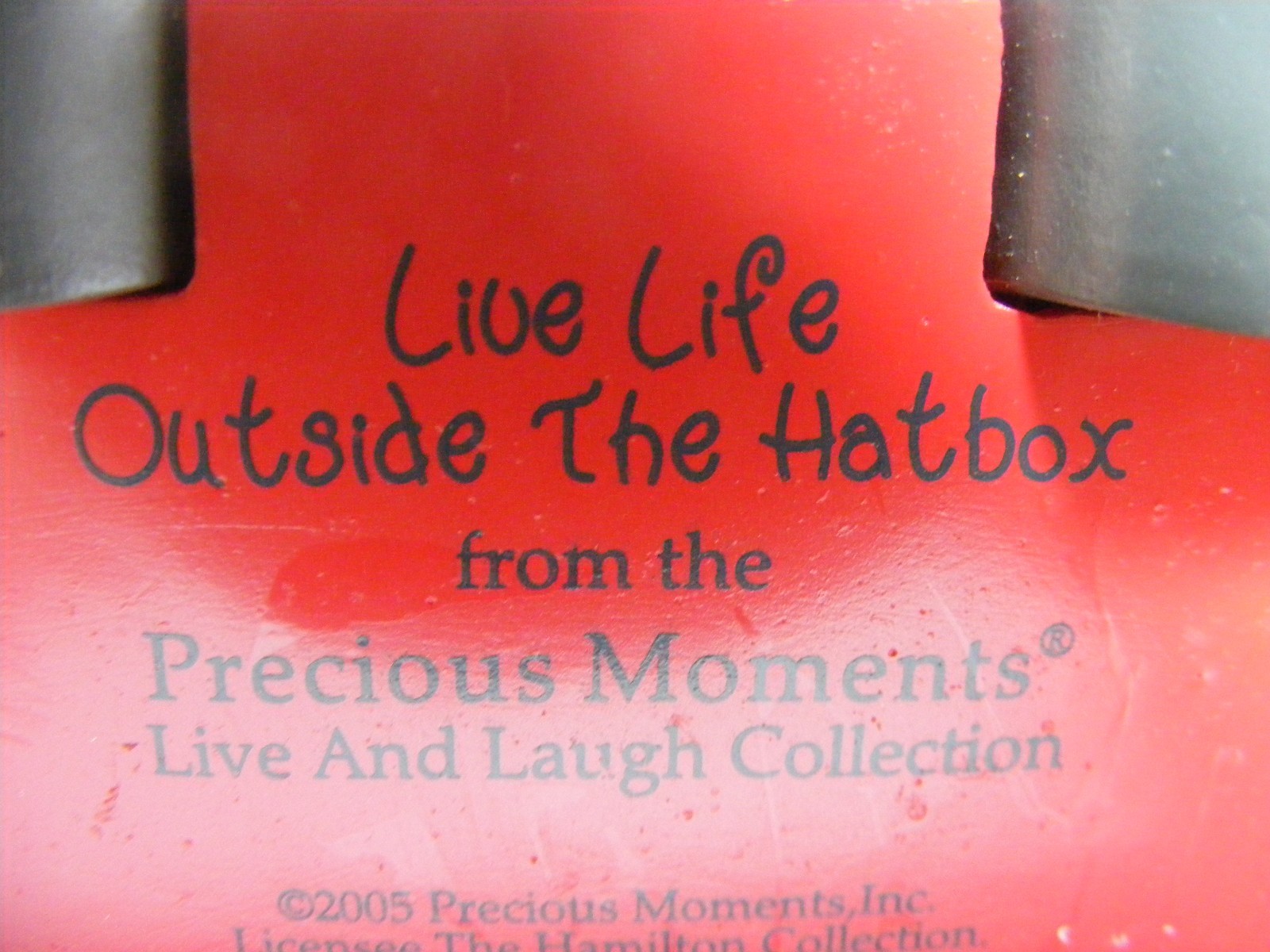 2005 Precious Moments Figurine No. 09-00574-004 Live Life Outside The Hatbox L-2