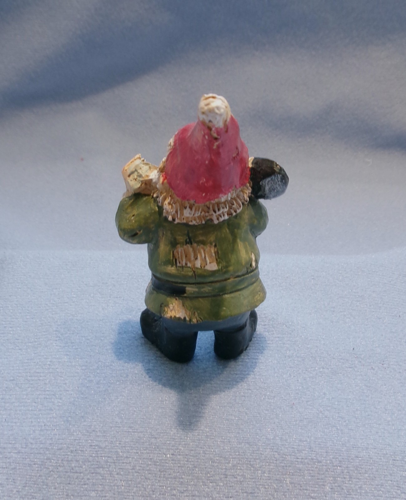 ADORABLE MINIATURE RESIN GNOME WITH SHOVEL FIGURINE #7 – BRAND NEW