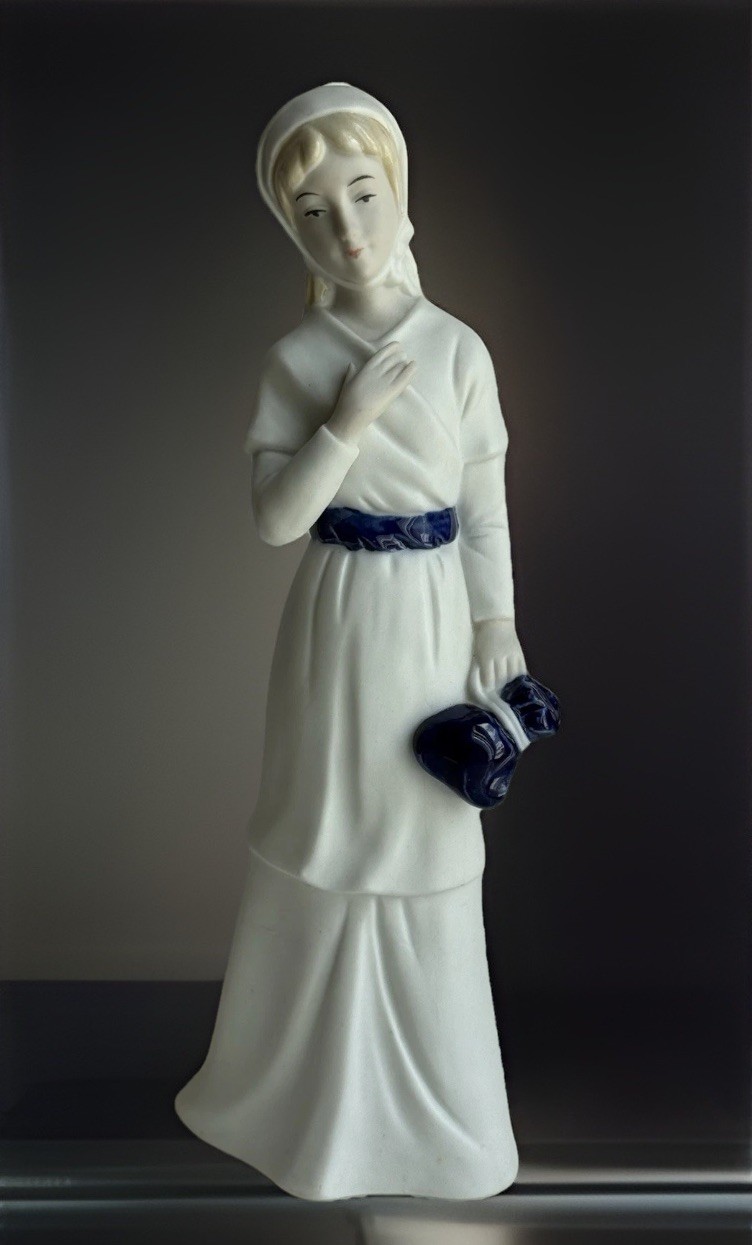 Vintage Spanish Porcelain Figurine Lady with Scarf & Bag 9.5″ Matte/Gloss Finish