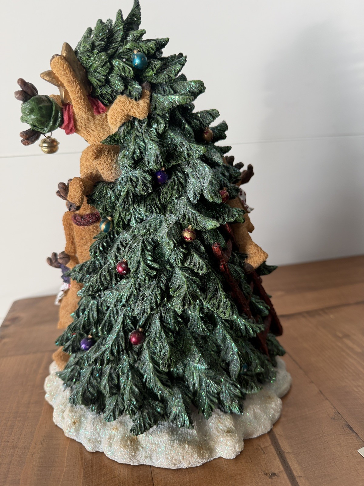 Boyds Bears Poor Ol’ Santa & The Not Quite Helpful Reindeer Lighted Tree w/box