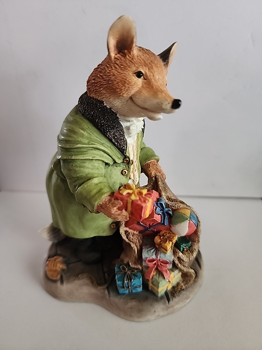 Villeroy & Boch “Foxwood Tales” Winter at Foxwood A Little Surprise Fox Figurine