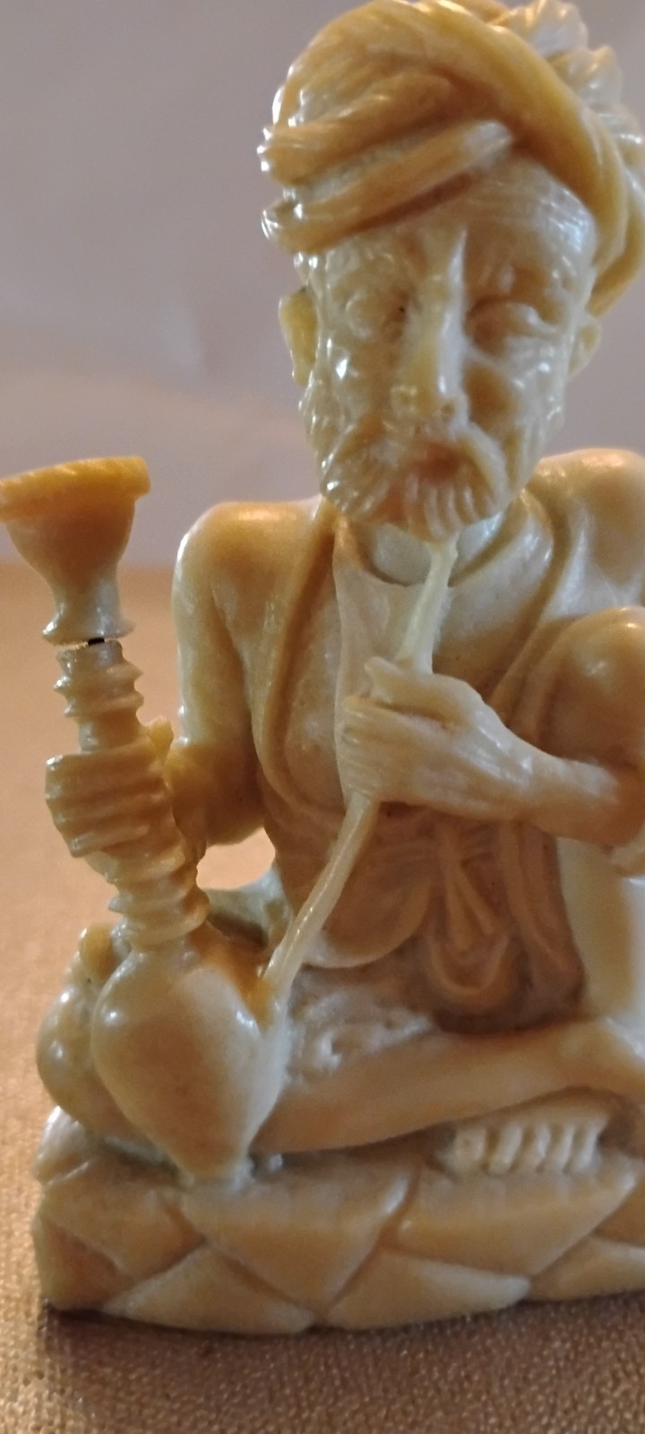 CHARMING ANTIQUE SERPENTINE JADE OLD MAN SMOKING HOOKAH SITTING ON FLOOR 3.75″