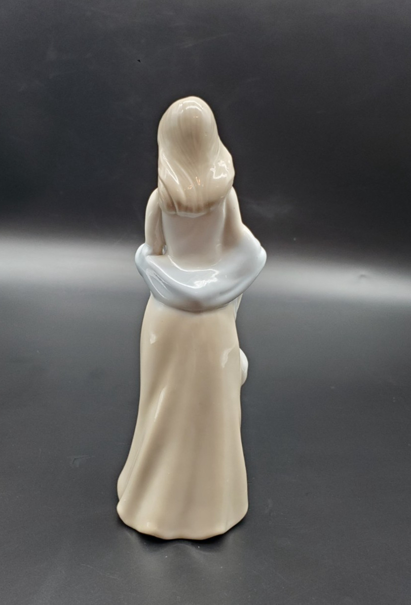Lady with scarf figurine