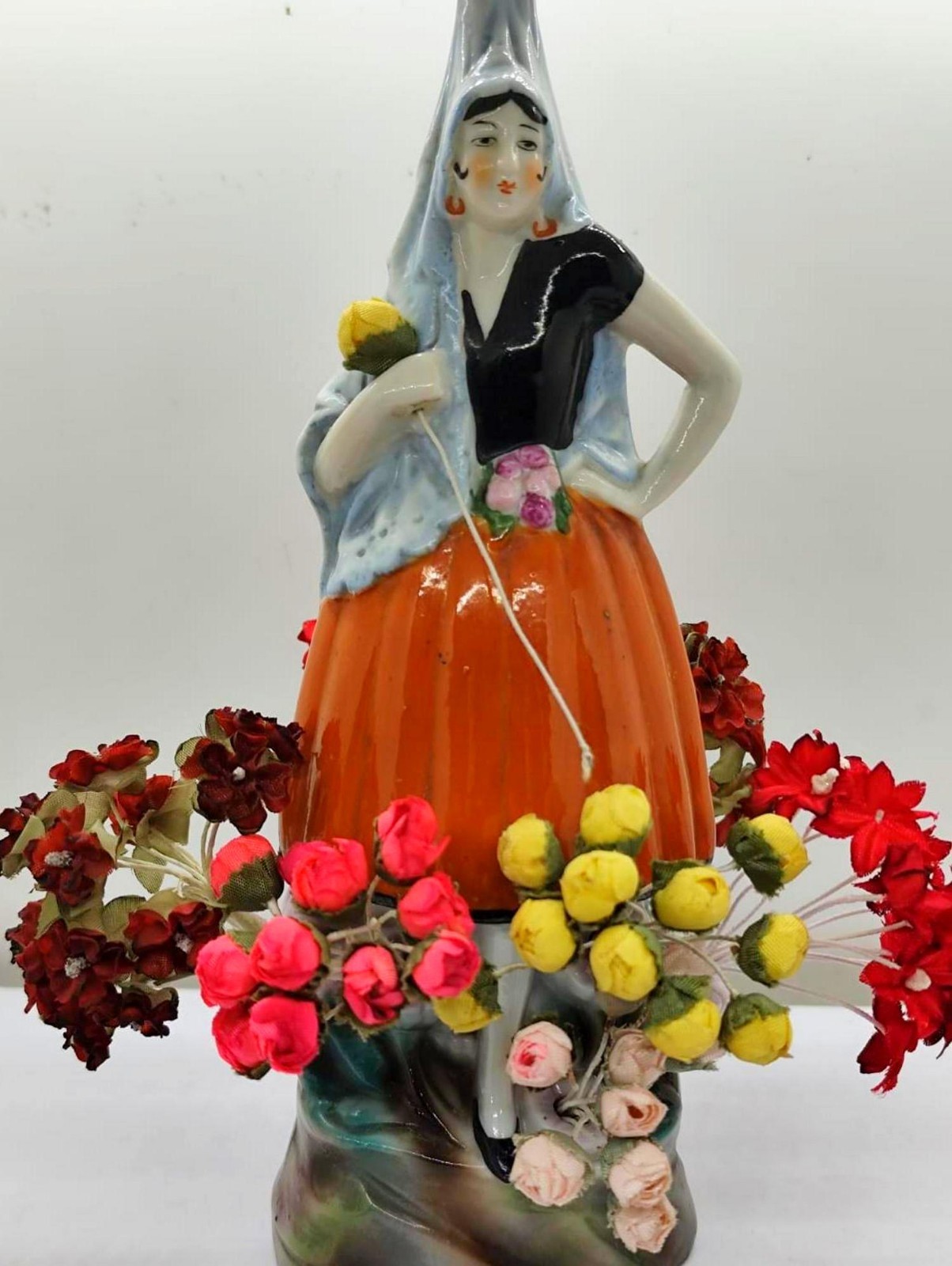 LOVELY ANTIQUE PORCELAIN FIGURAL LADY FLOWER FROG + 10 SMALL POSY FABRIC FLOWER