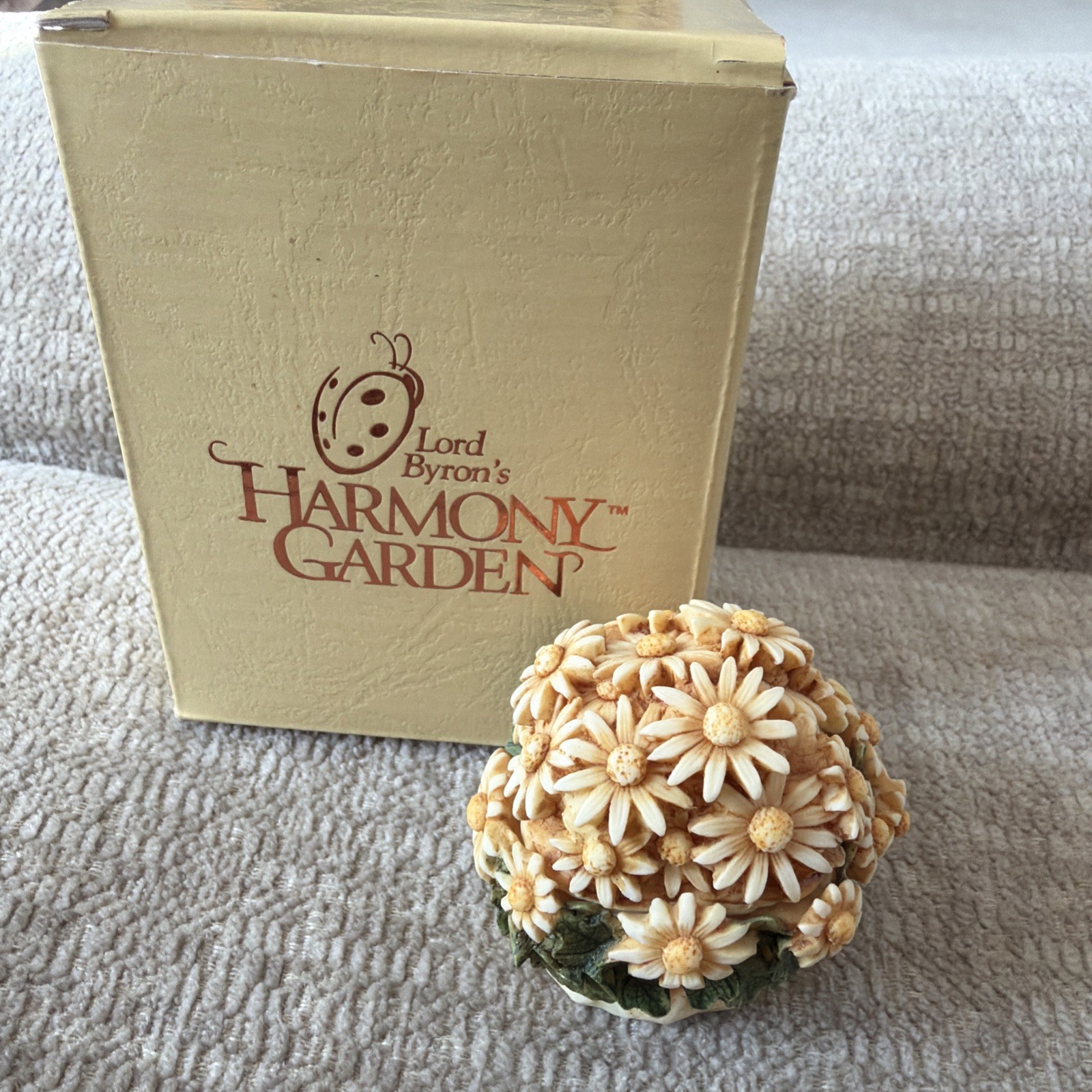 Harmony Kingdom Lord Byron’s The Ladybug Garden Daisy Trinket Box Approx 2″ x 2″