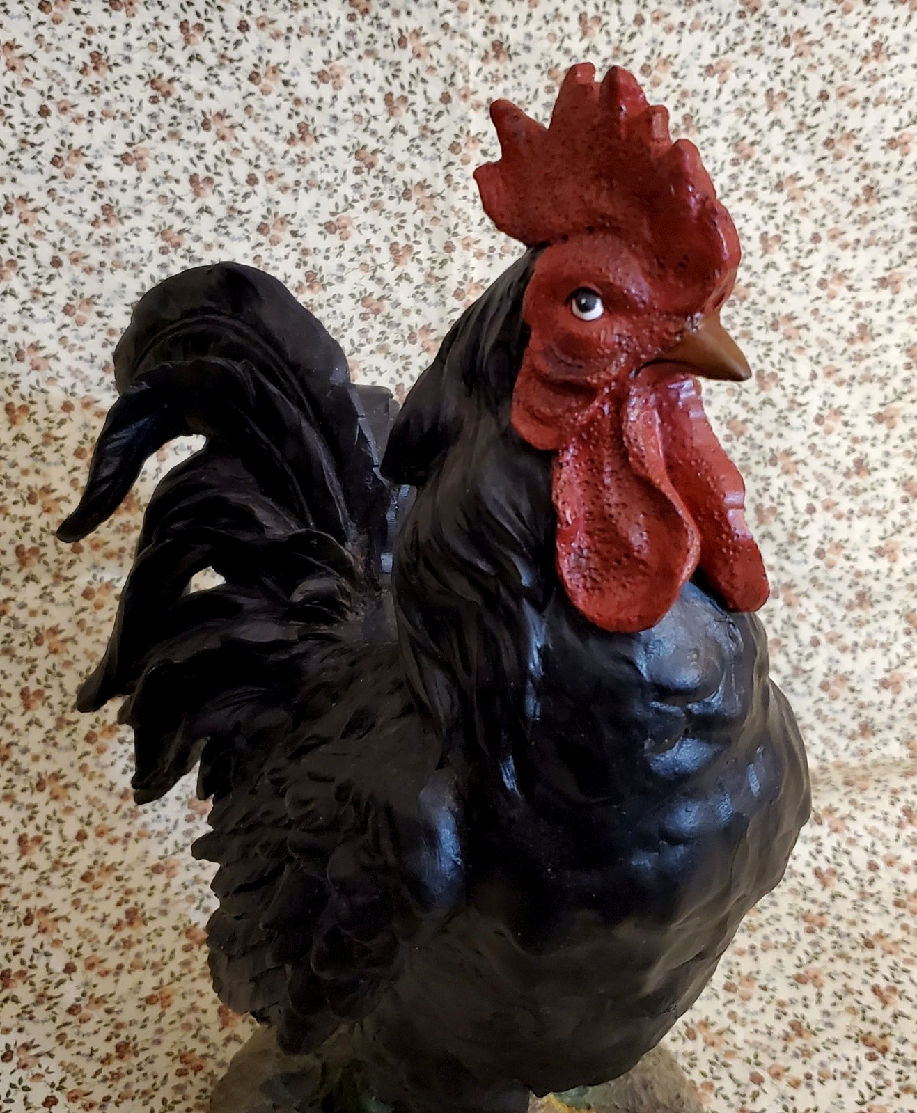 13″ Tall Home Accents Rooster Figurine & 2 Susan Winget 8″ Plates w/Metal Stands
