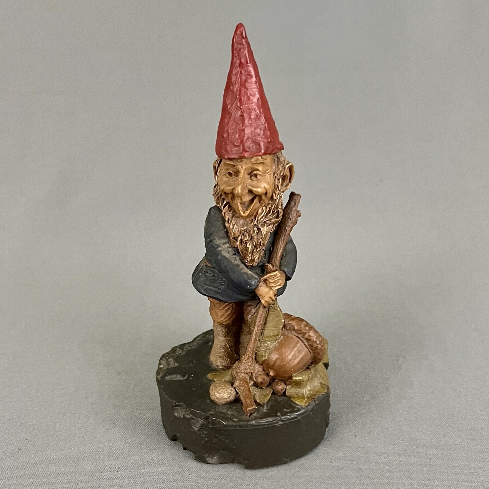 Tom Clark Gnome Puck Figurine 1986 Playing Hockey 5.75 in #33 Hidden Coin