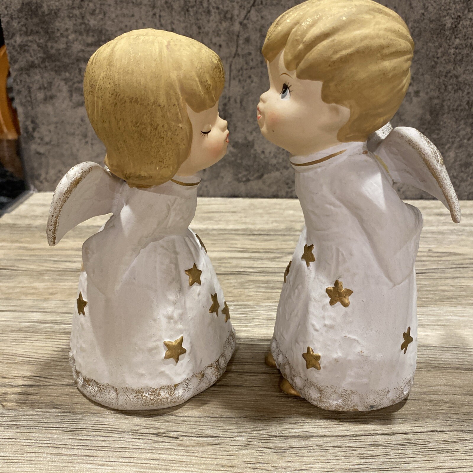 Vintage ceramic kissing angels figurines, – 1 chipped wing see photos