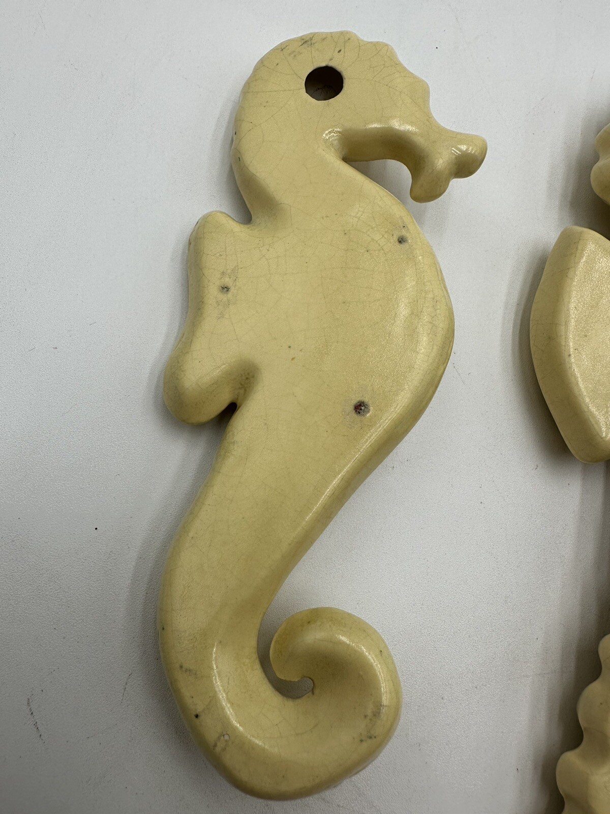 SET OF 2 VINTAGE MCM CHALKWARE SEAHORSES WALL PLAQUES BATHROOM DECOR, MOM & BABY