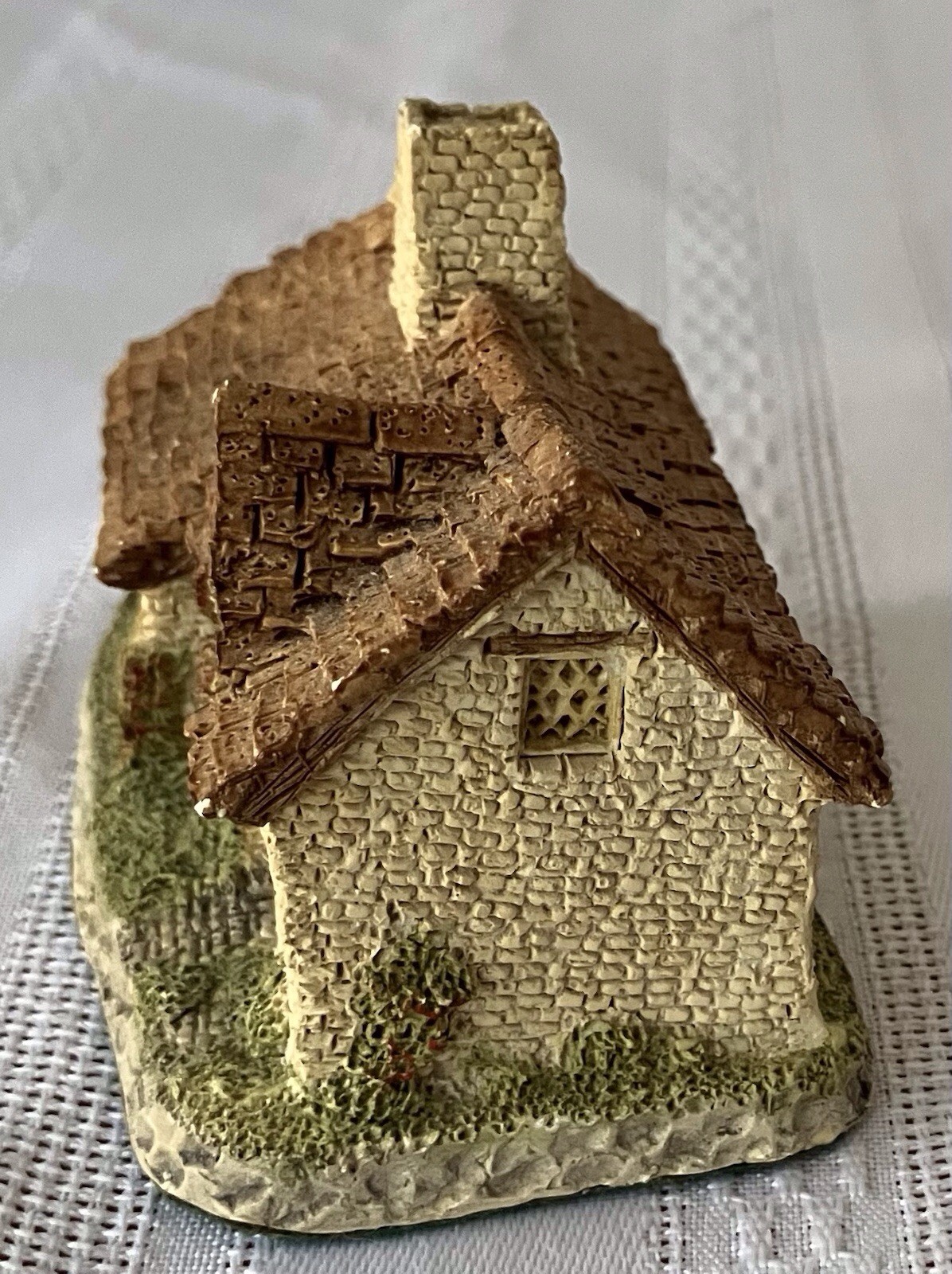 David Winter “ Sussex Cottage” Vintage, Hand -Painted Figurine, approx. 2.5×3.5”