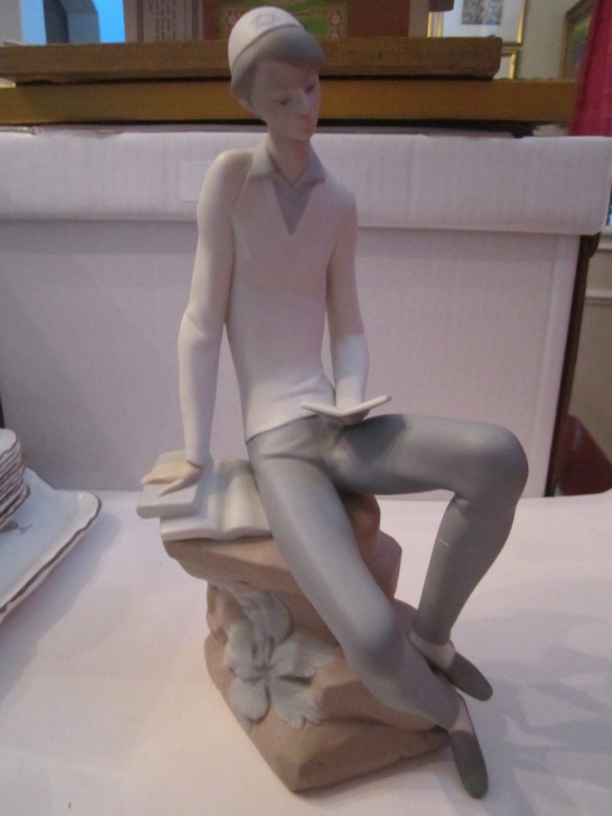 LLADRO JEWISH BOY READING THE SIDUR – JUDAICA – RETIRED FIGURE – # 4684M