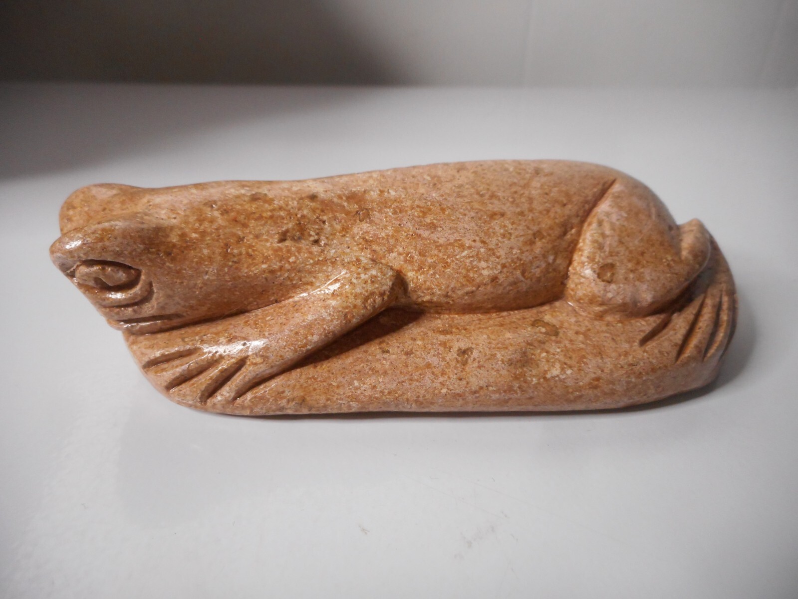Hand-Carved Beige Sheen Stone Crouching Frog Figurine Paperweight Panama 5″x3″