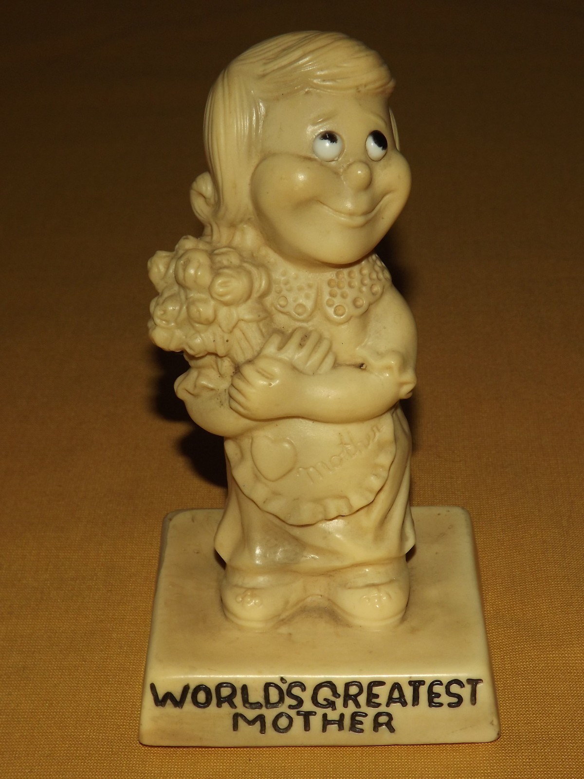 VINTAGE GIFT 1970 A.T. INC WORLD’S GREATEST MOTHER 5 1/2″ HIGH STATUE