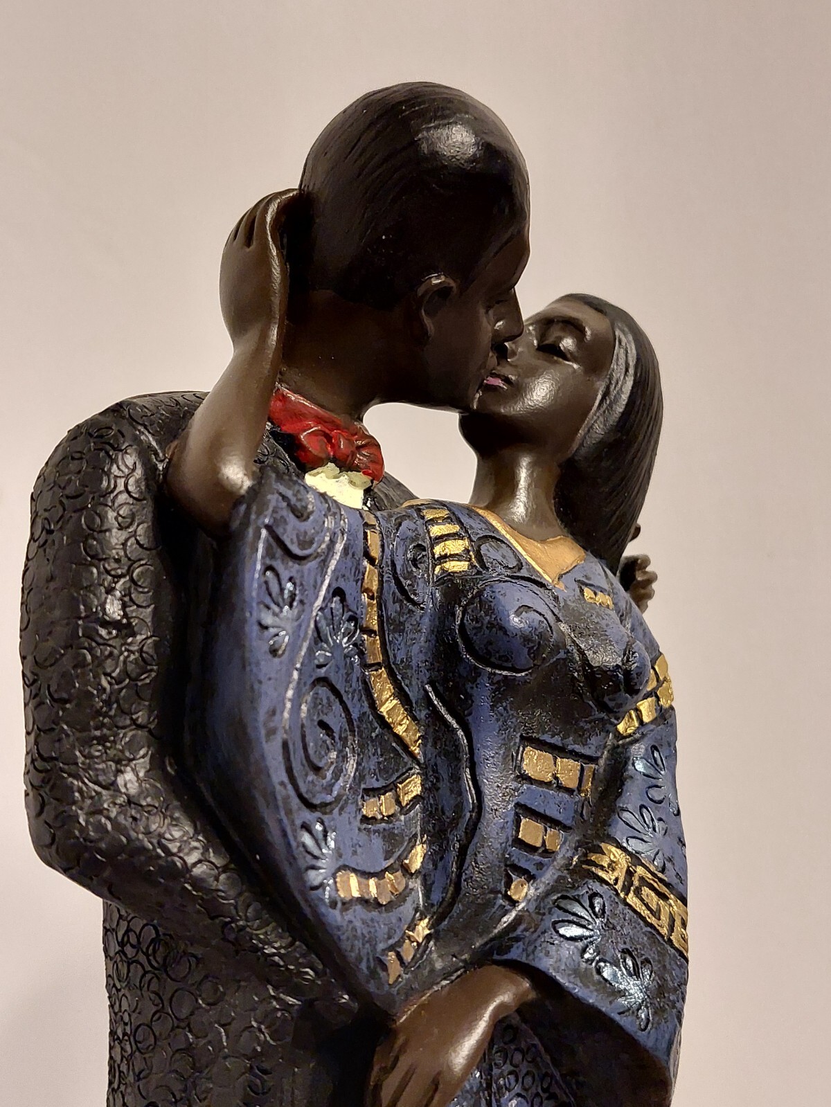 BEAUTIFUL RARE VINTAGE 10″ AFRICAN MAN AND WOMAN ROMANCE MADE IN THE PHILIPPINES