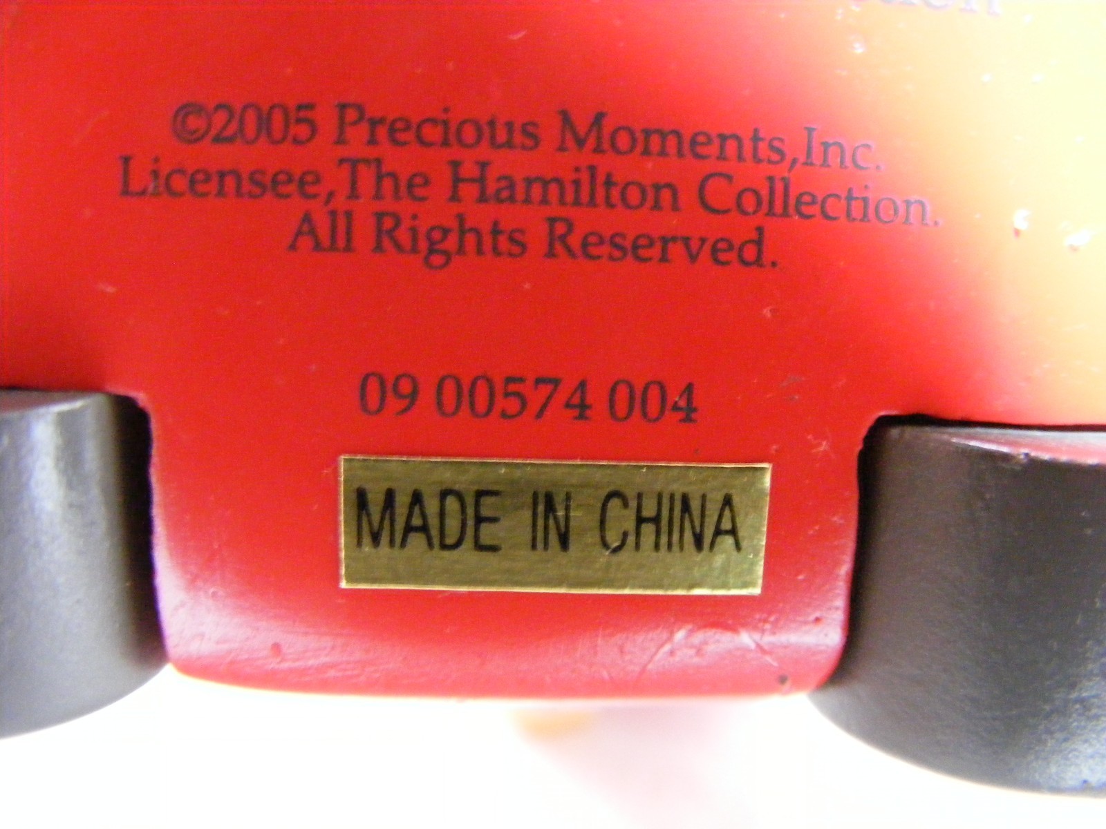 2005 Precious Moments Figurine No. 09-00574-004 Live Life Outside The Hatbox L-2