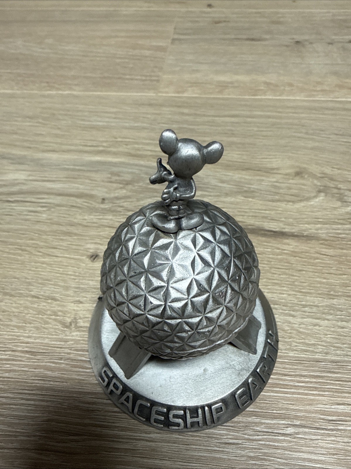 Walt DISNEY MICKEY Mouse EPCOT Center – Spaceship Earth Souvenir PEWTER Figurine