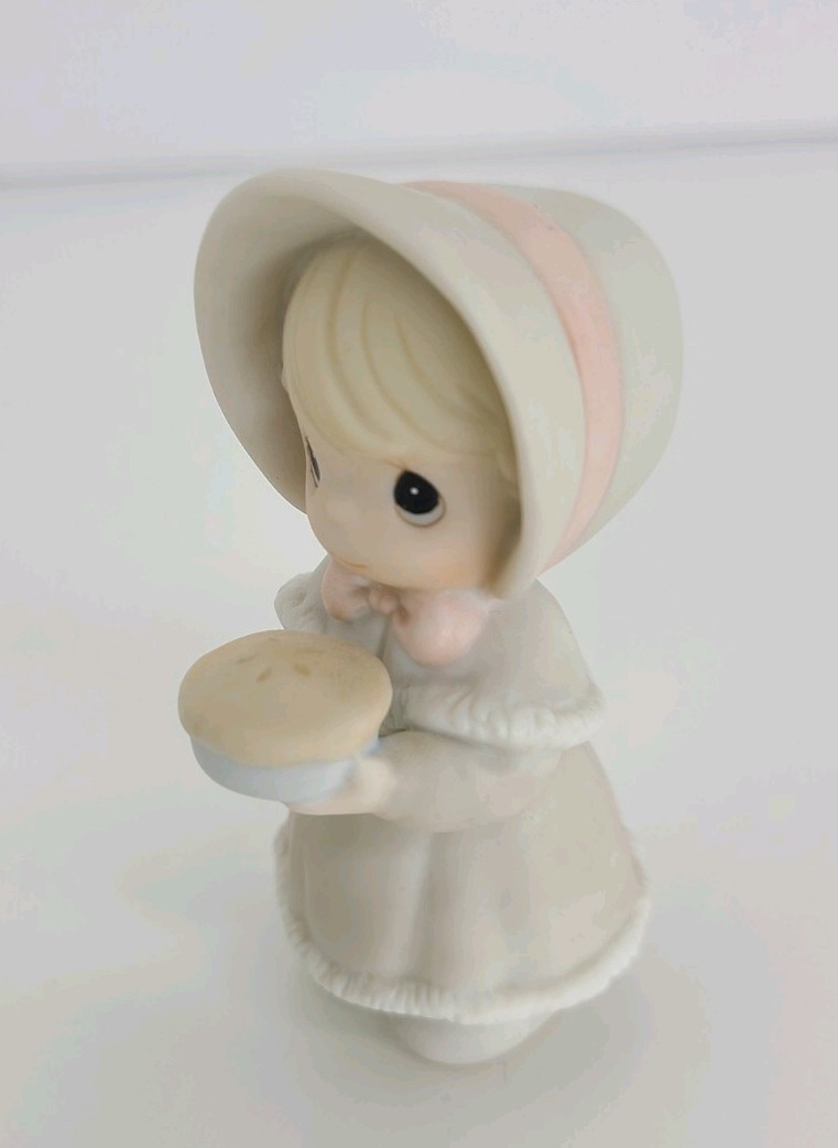 Precious Moments Girl with Pie Precious Moments Sweety Pie” Figurine #312444