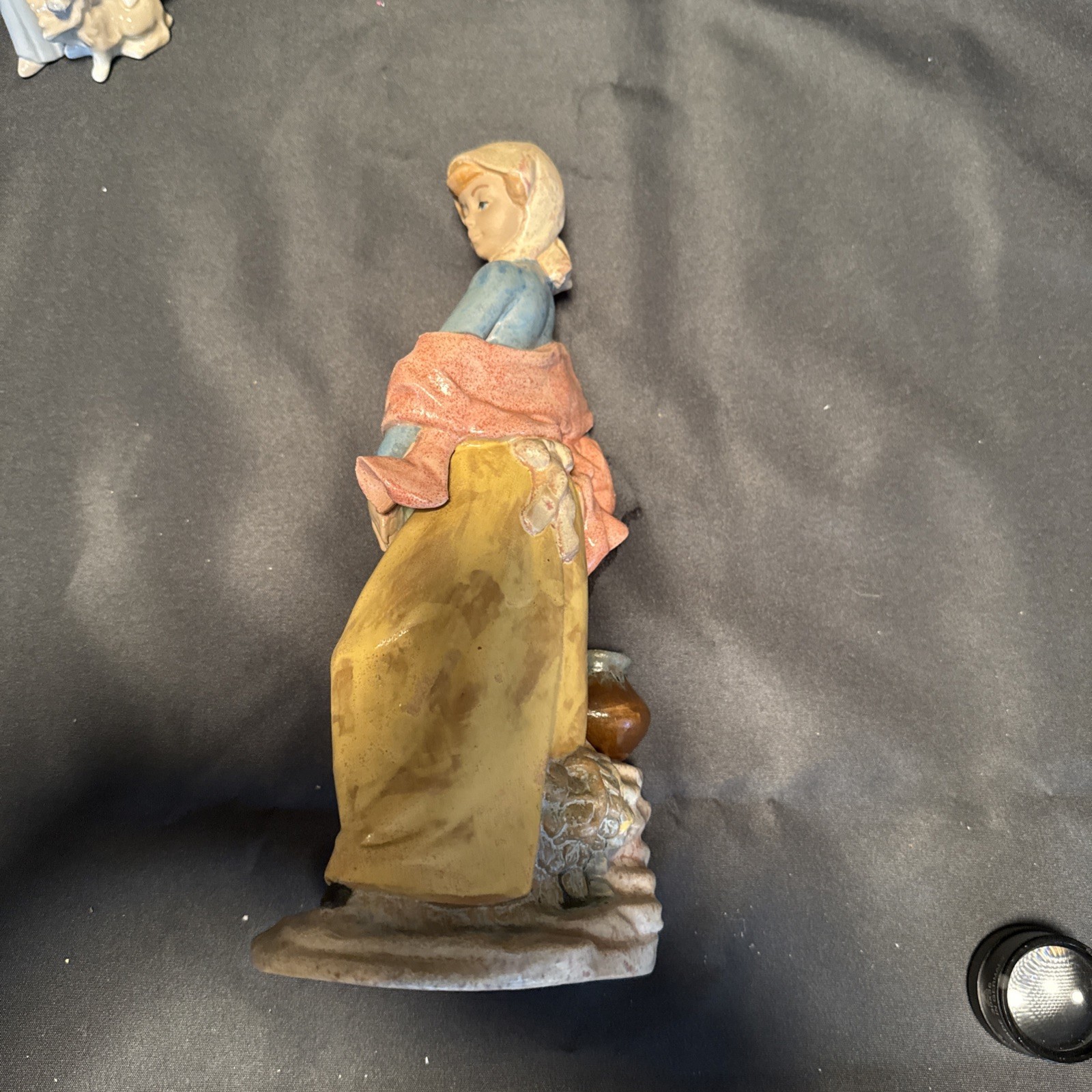 Mujer con jarrones. España. Siglo XX. Elaborada porcelana Nadal 29 cm de altura